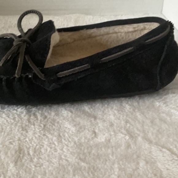 Classic Black Moccasin Slippers with Bow Detail - Picture 5 of 6
